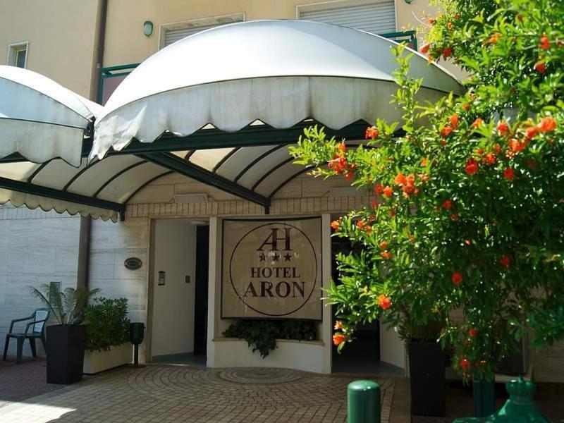 Hotel Aron Римини Екстериор снимка