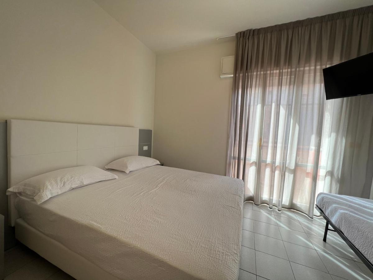 Aron Hotel Римини Екстериор снимка